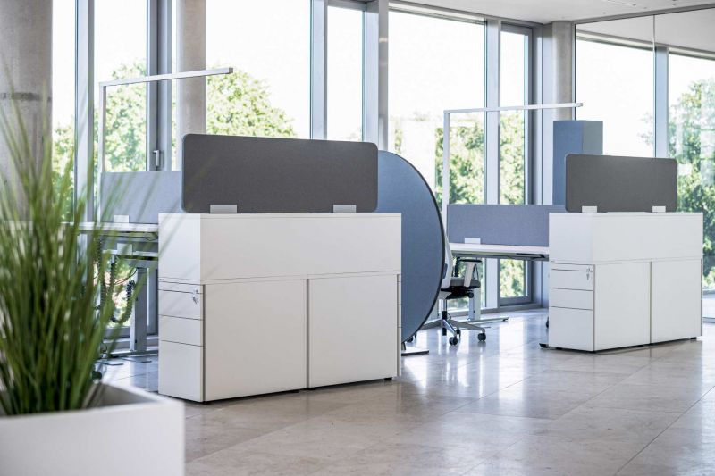 Büro mit Palmberg Akustikpaneelen und weißen Büromöbeln für Schallschutz und moderne Arbeitsplatzgestaltung.